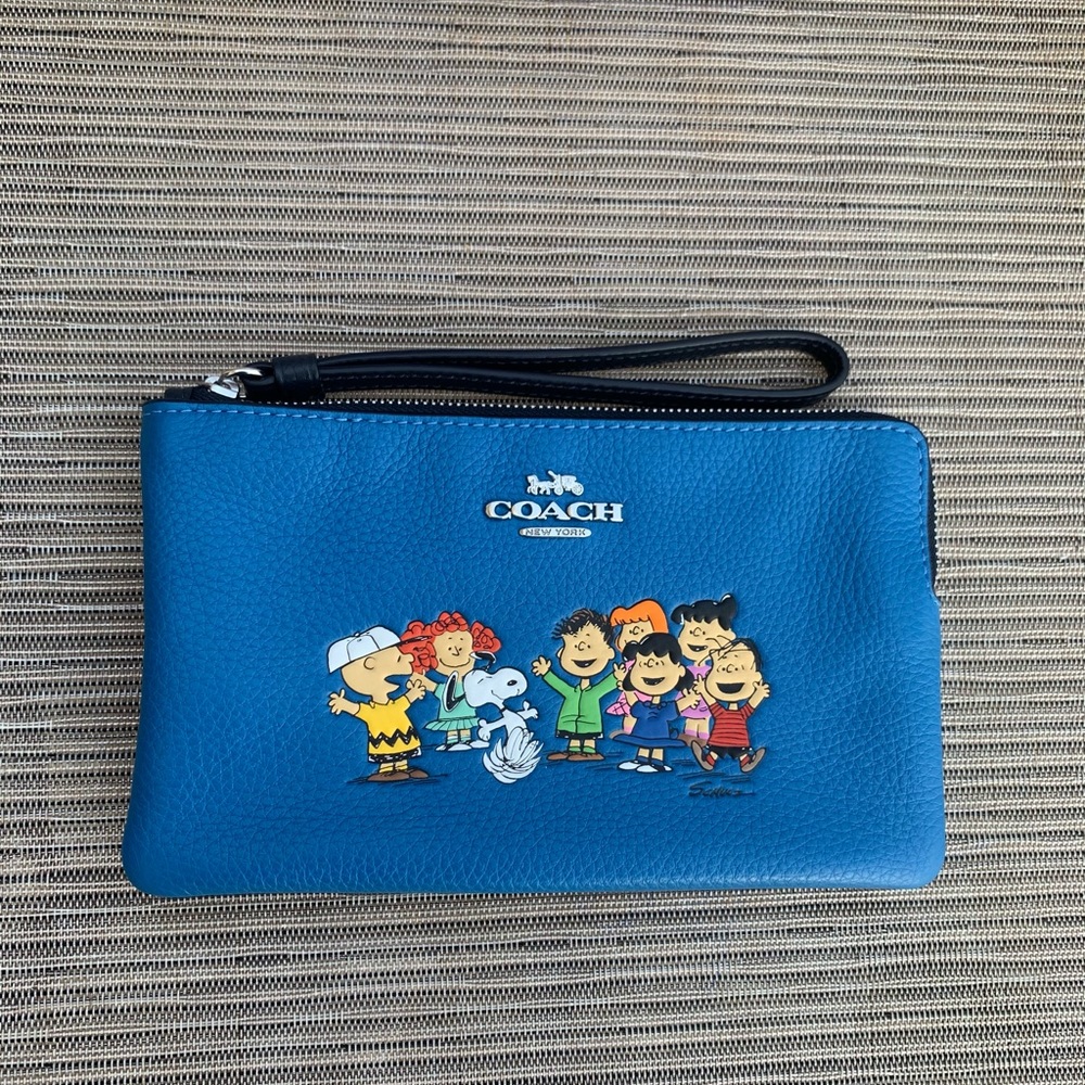Coach X Peanuts snoopy&friends cornerzip wristlet
